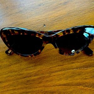 Never worn Diff cat eye sunglasses! Perfect for your Spring “Palm Royale” look!